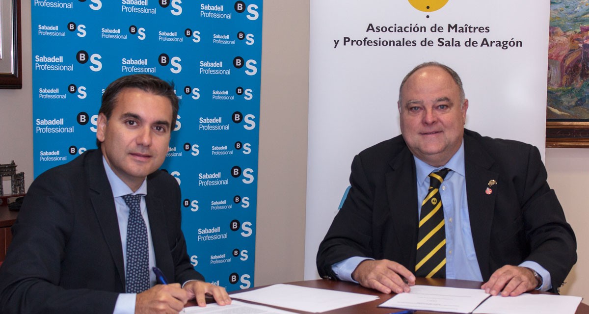 Firma de los convenios de colaboración de Maîtres y Barmans de Aragón con Banco Sabadell